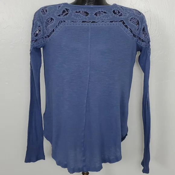 Free People blue long sleeve lace distressed top shirt women size XS - Picture 6 of 8